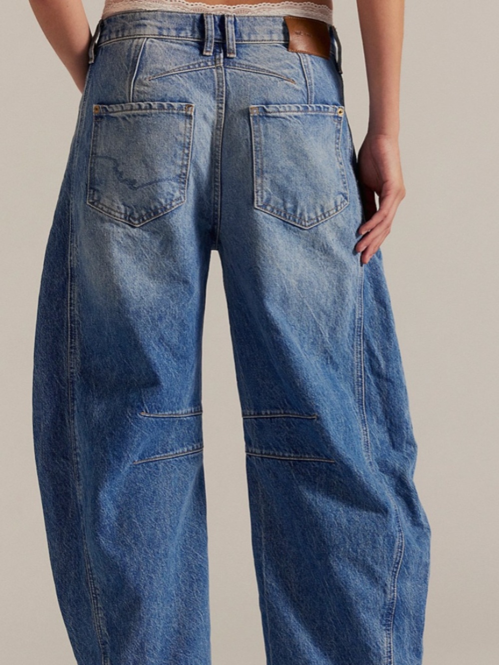 We The Free Mid Rise Barrel Jeans. Size 29 - Picture 2 of 5